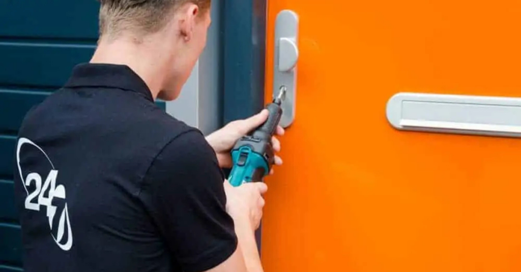 Slotenmaker Zwaag werkt met professioneel gereedschap bij slotprobleem met 35 jaar ervaring