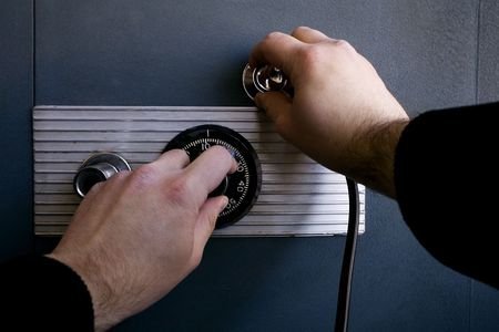 Slotenmaker manipuleert mechanisch combinatieslot van kluis in de buurt zonder schade